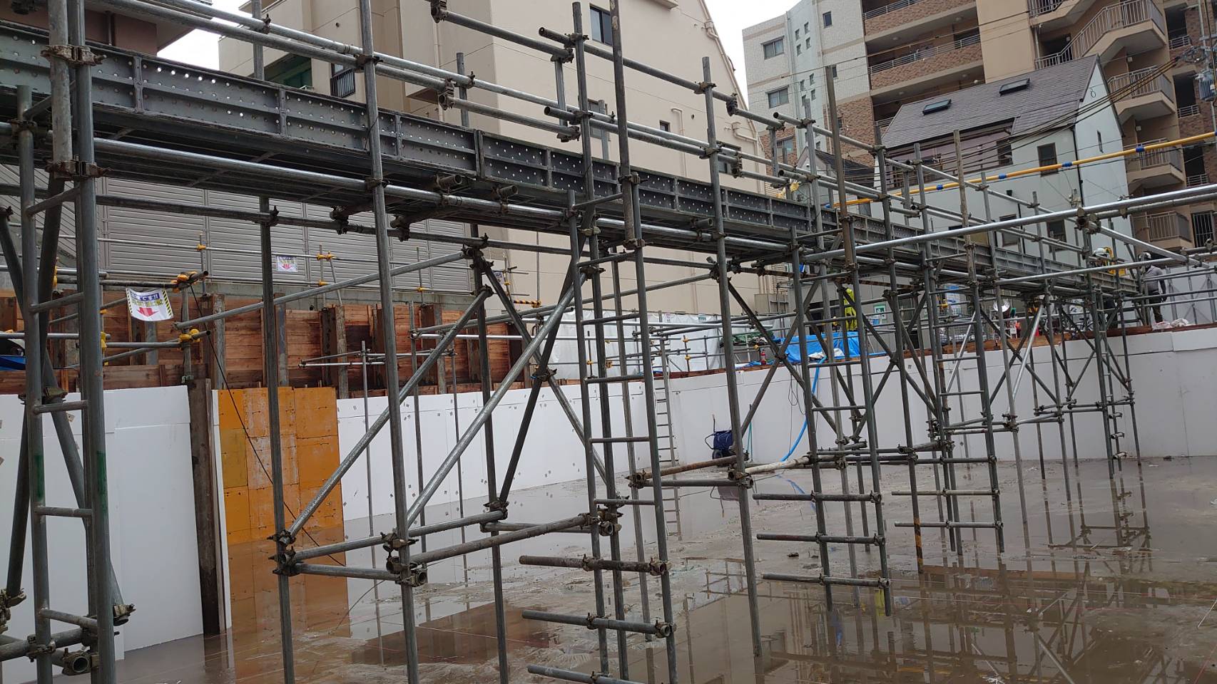 神戸市 マンション新築工事 単管枠組